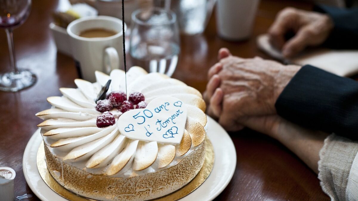 Coordinate Anniversary Cakes with Color for the Year and Counting