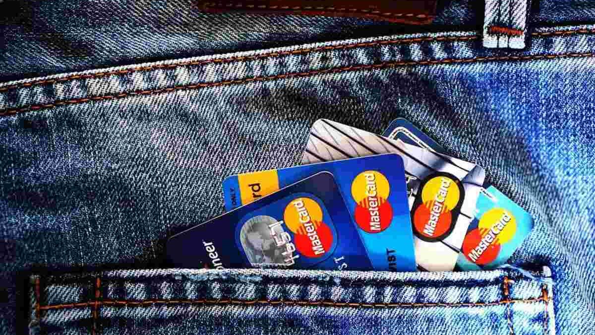 How to Use a Credit Card While Traveling?