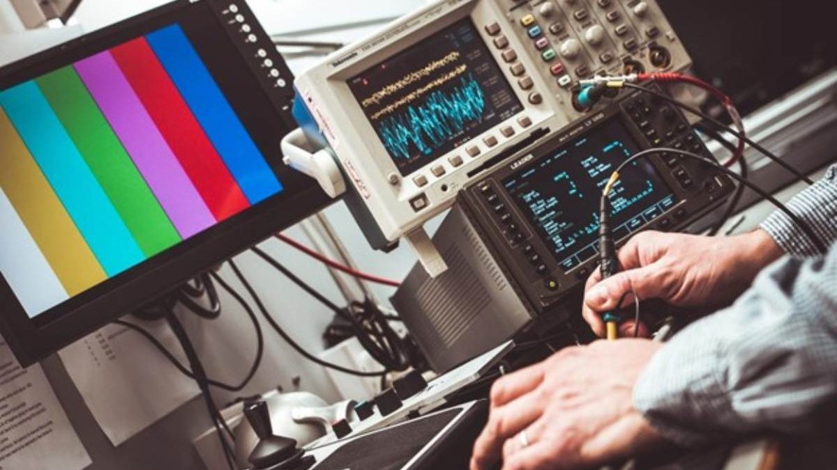 Enhancing Power System Efficiency: Understanding the Difference Between VFDs and Soft Starters for Three-Phase Motors