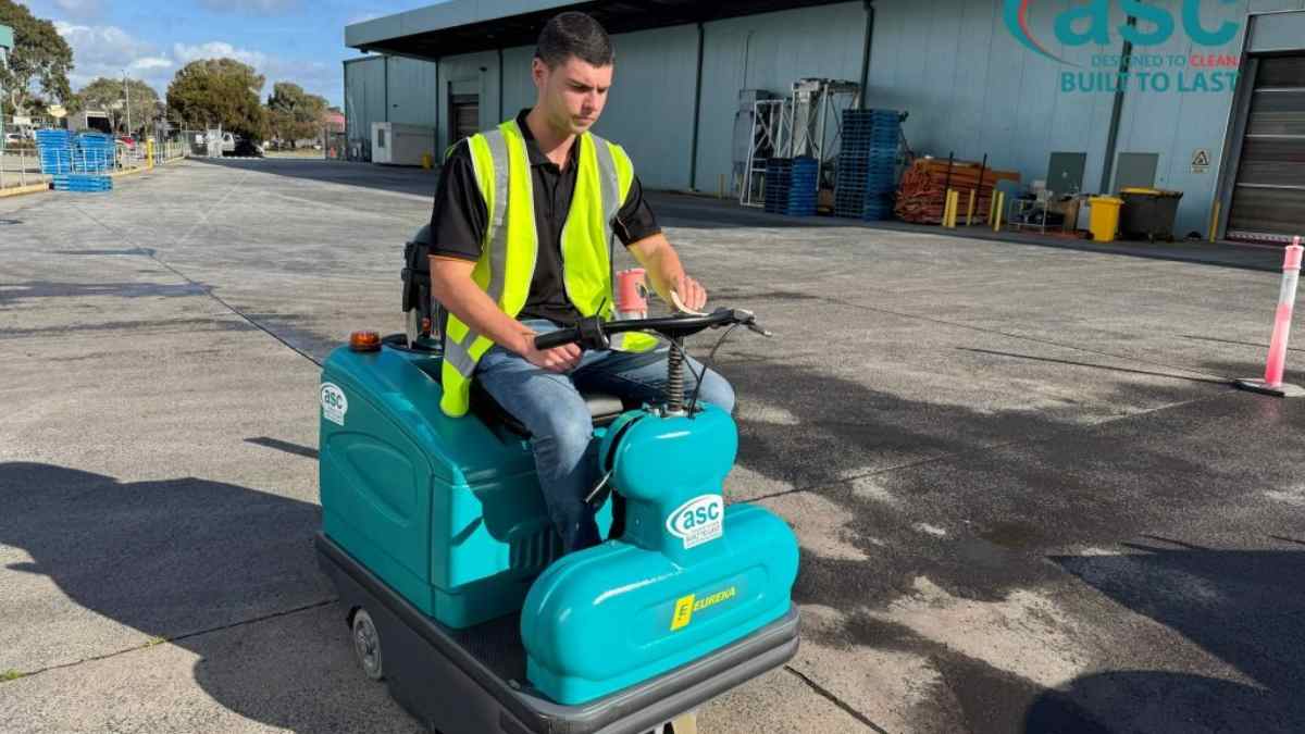 How Ride-On Sweepers Handle Heavy Debris in Industrial Environments?