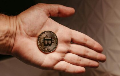 steak n shake offers a bitcoin bonus to staff